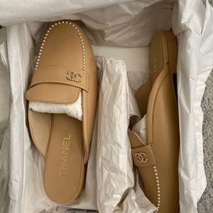 Absolutely stunning Chanel pearl mule slides! Worn once. Original box included